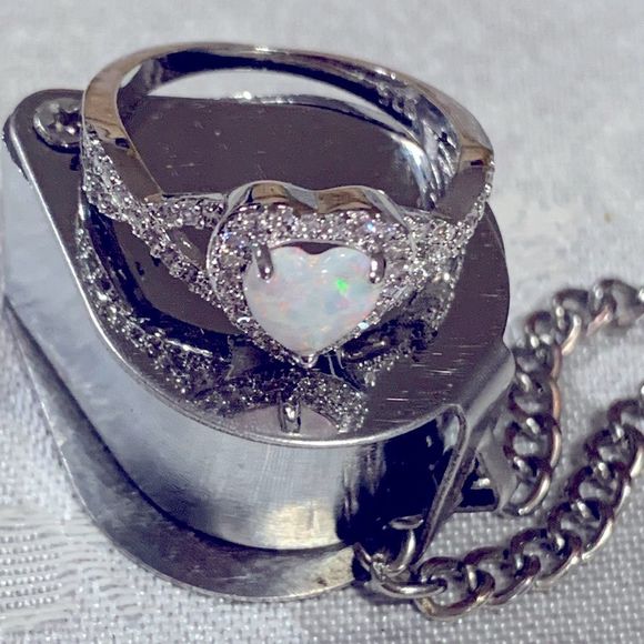 925 Sterling Silver Ring w/ Faux Opal Heart Sz 8 NWOT Gorgeous - Picture 2 of 4